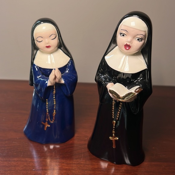 Vintage Handpainted Kitsch Ceramic Singing and Praying Nun Figurines - Picture 5 of 14
